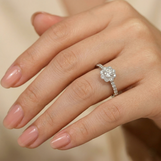 Elegant Halo Sparkle Silver Ring – Classic Round Cut Statement Piece